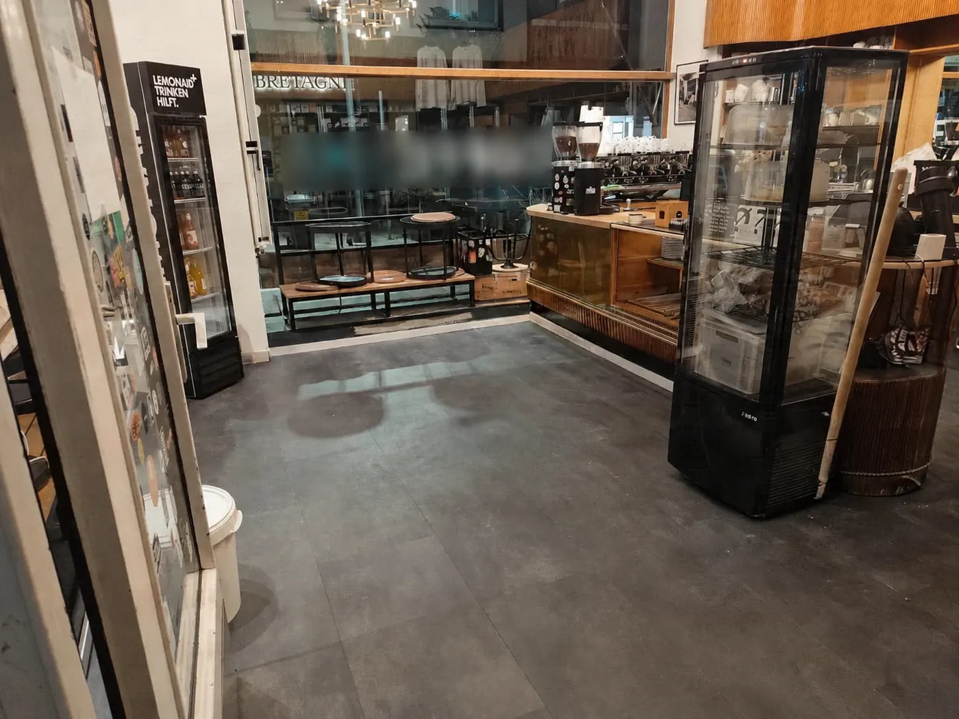 Bodenverlegung · Klebevinyl: fertiggestelltes Projekt in einem Café