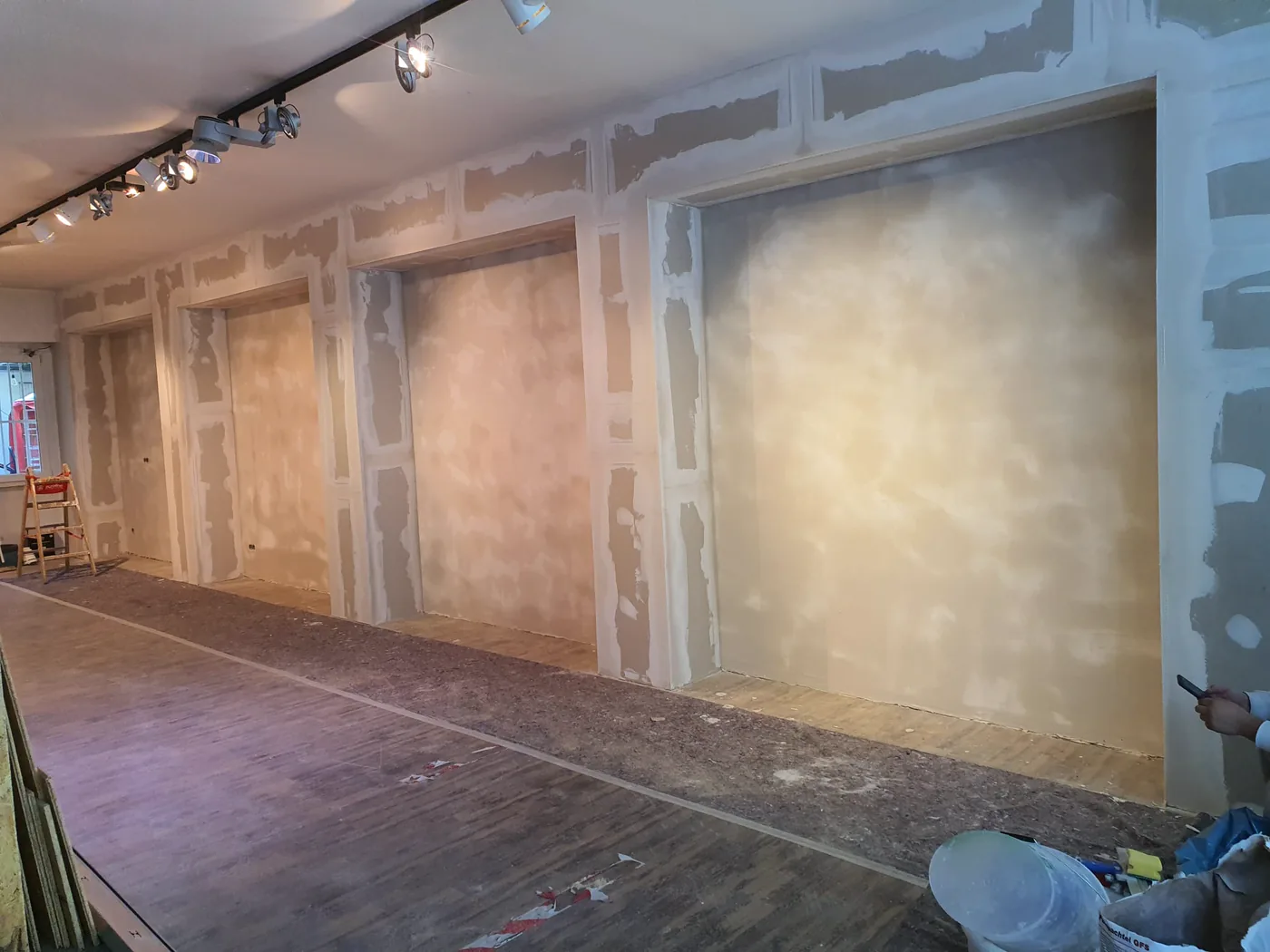 Weinbistro in einem Altstadt-Lokal im Rohbau mit neu gestellten Trockenbau-Nischen, verspachtelten Fugen und Schienenbeleuchtung